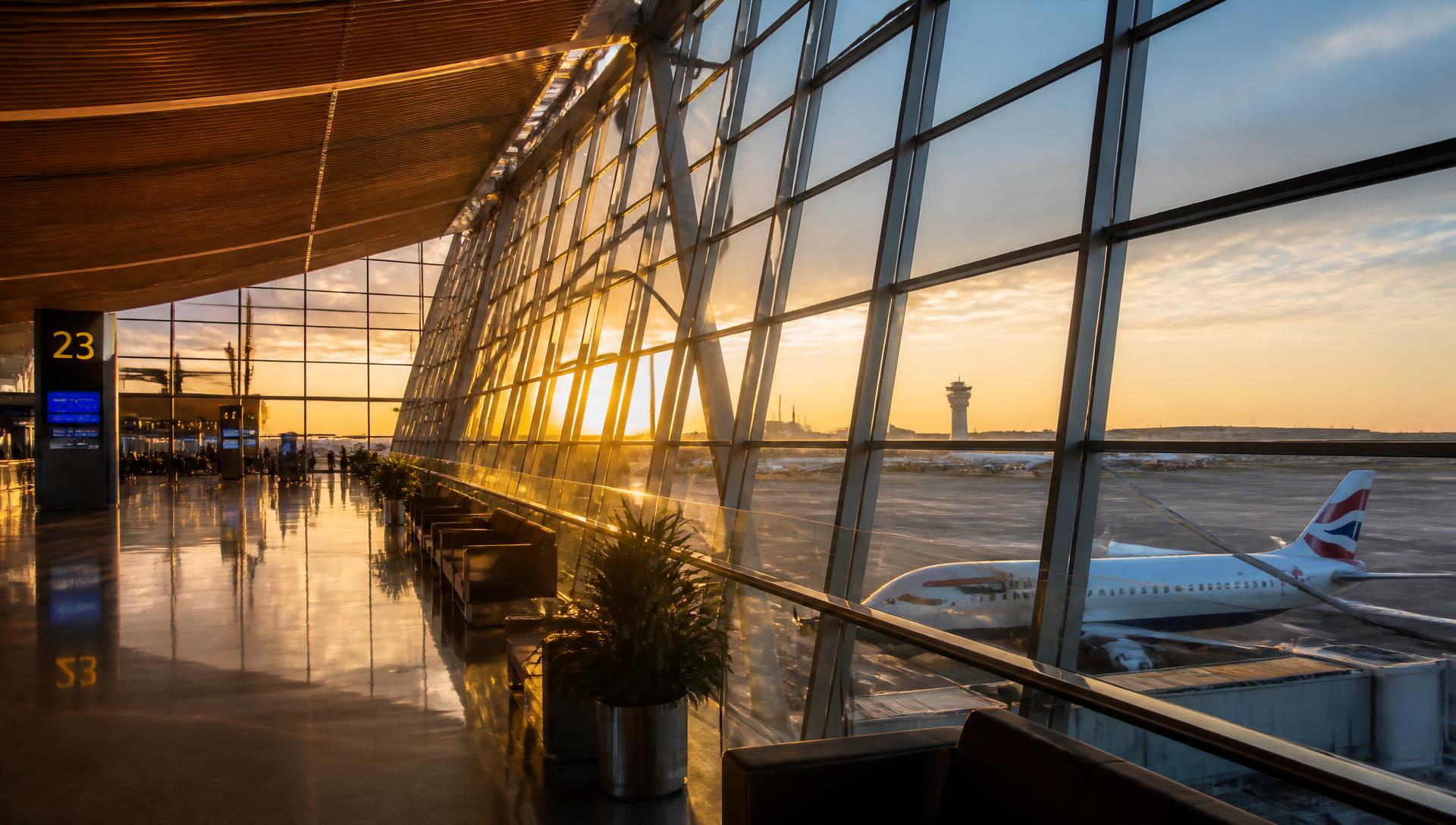 Aéroport moderne avec avions à l'heure dorée
